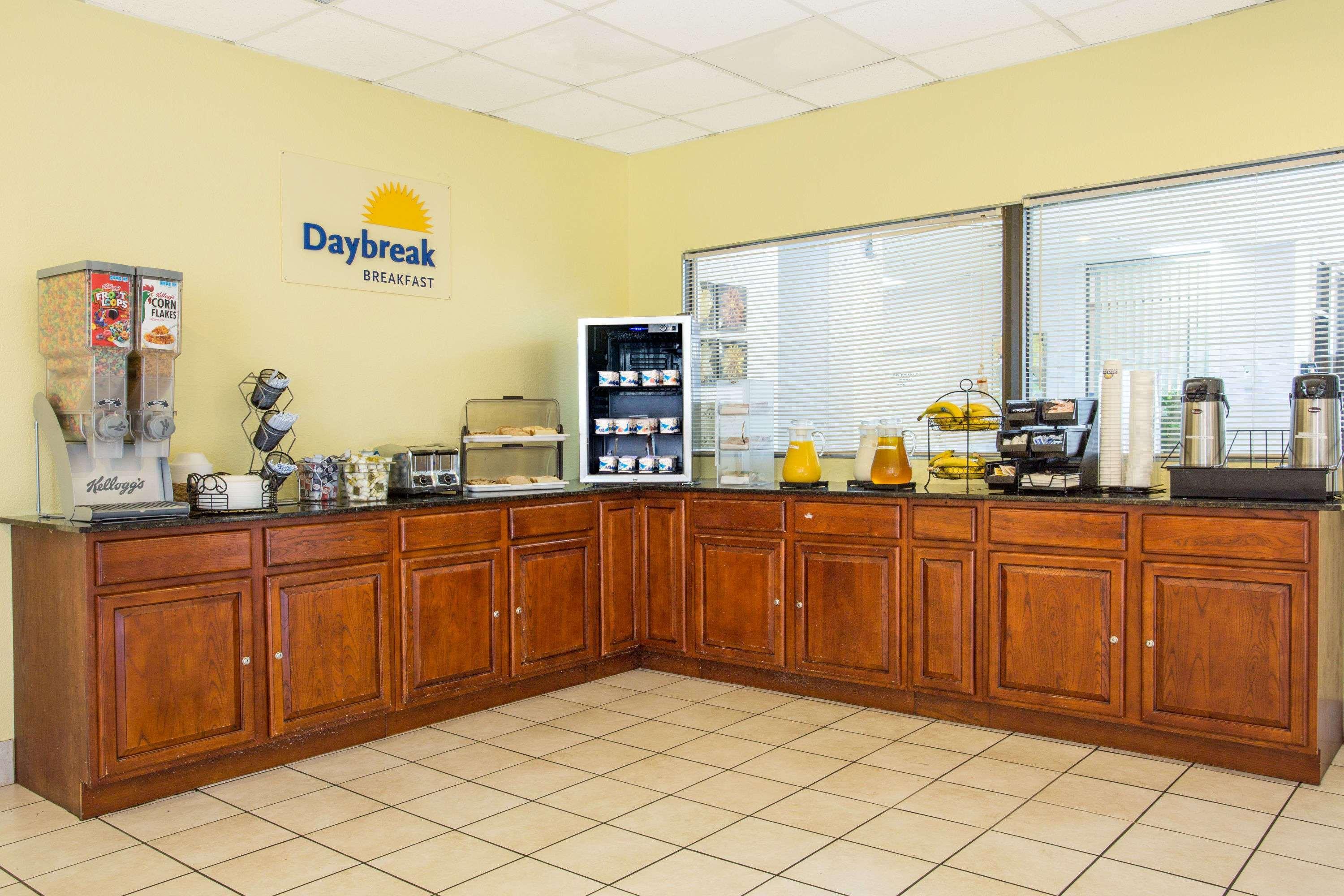 Days Inn By Wyndham Norfolk Military Circle Buitenkant foto