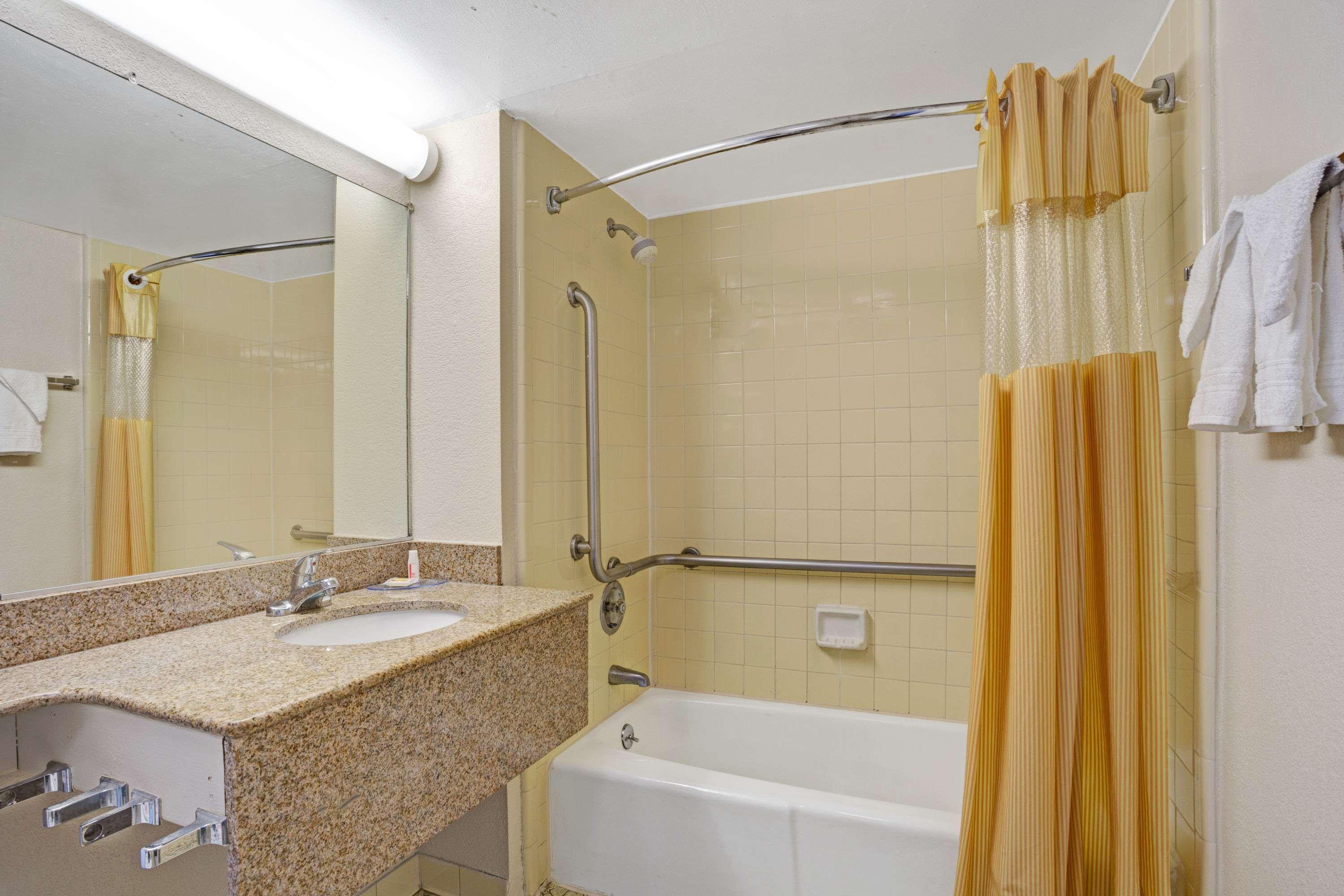 Days Inn By Wyndham Norfolk Military Circle Buitenkant foto
