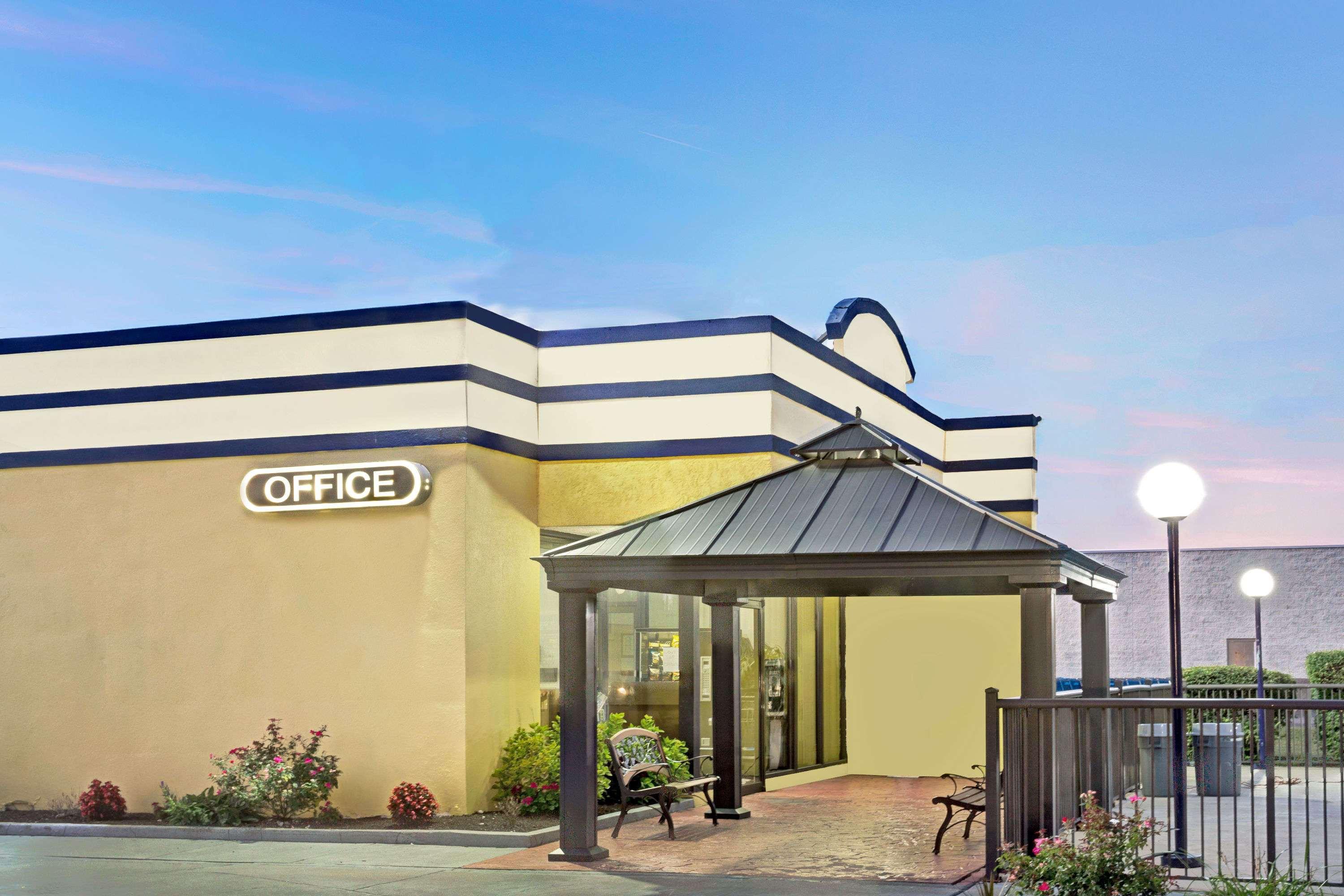 Days Inn By Wyndham Norfolk Military Circle Buitenkant foto