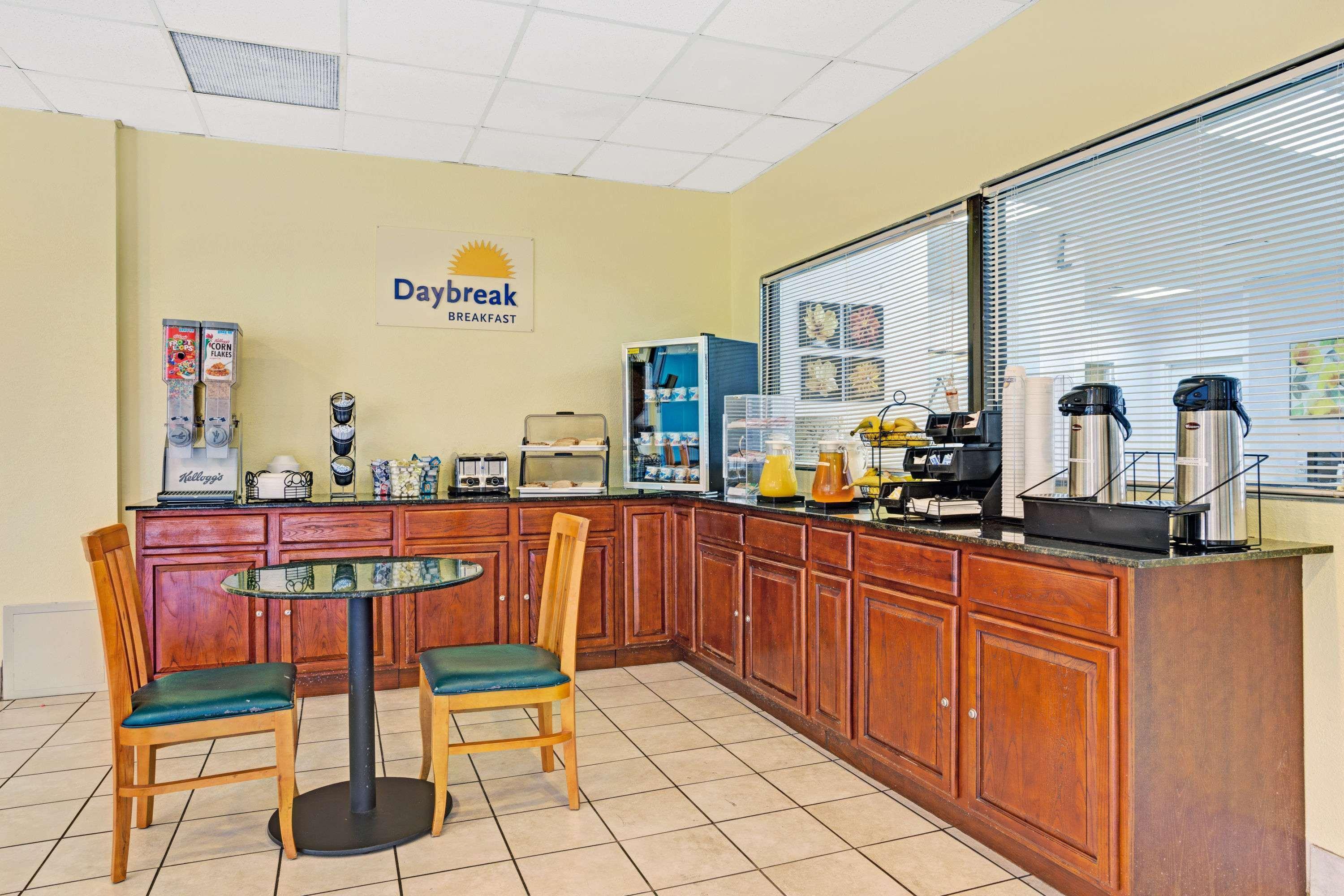 Days Inn By Wyndham Norfolk Military Circle Buitenkant foto