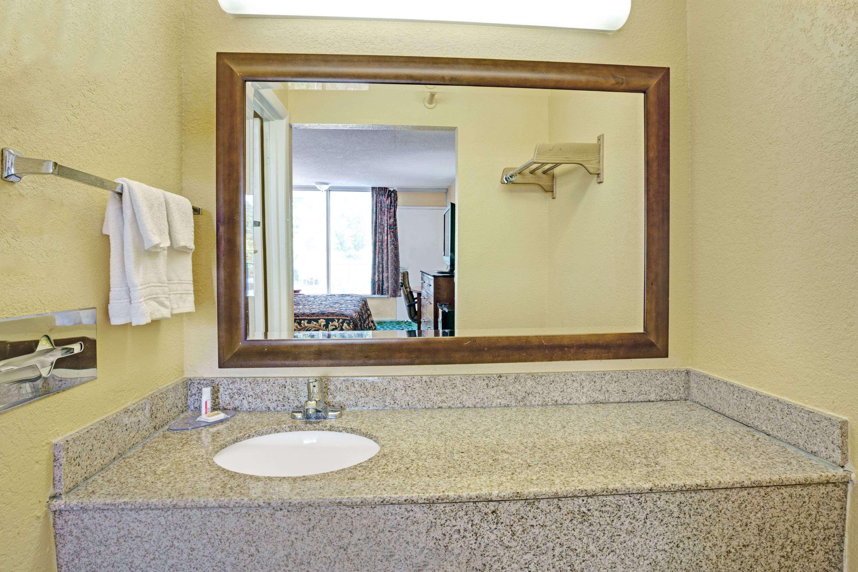 Days Inn By Wyndham Norfolk Military Circle Buitenkant foto