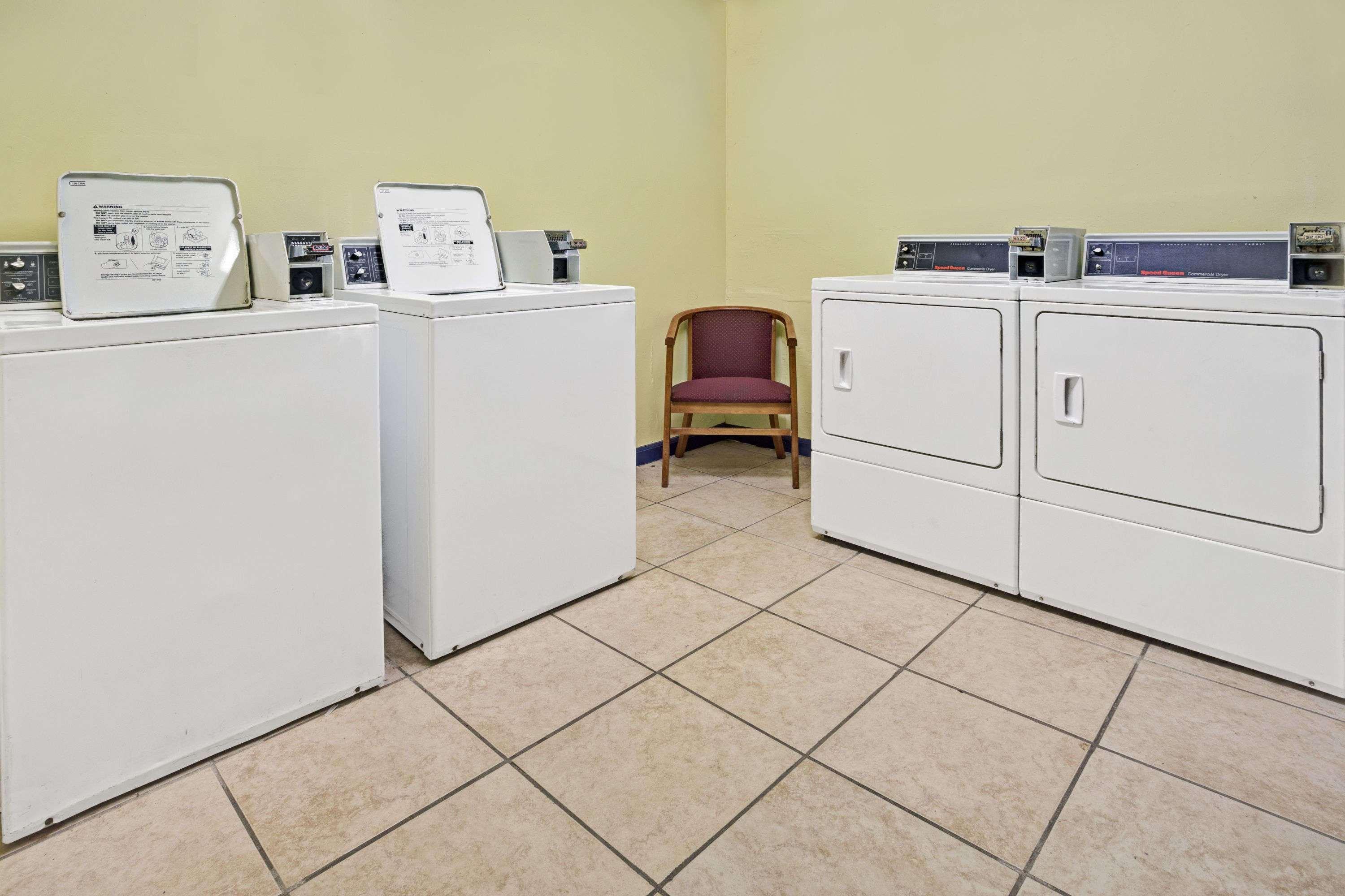 Days Inn By Wyndham Norfolk Military Circle Buitenkant foto